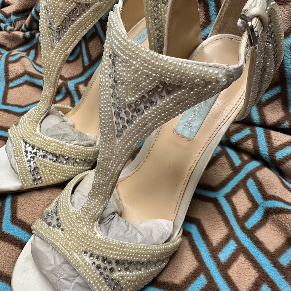 Betsey Johnson Blue bottom Women's
Sb-Ido Dress Sandal wedding heels ivory - Picture 4 of 7